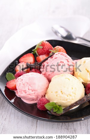 berry and vanilla ice cream