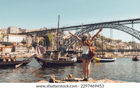 Similar – Foto Bild Frau in Porto Brücke, die Bilder mit Kamera bei Sonnenuntergang. Tourismus in der Stadt Europa. Reisen