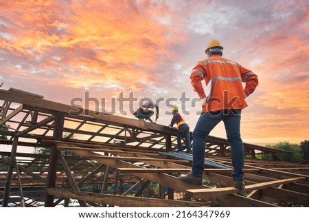 Engineer inspects, installers, repairs roofs above the clouds, blue sky, technicians install roofing at the top of the house, renovate, renovate, build a country house Foto stock © 