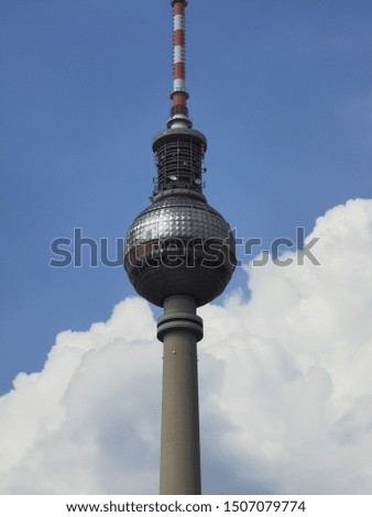 Foto Bild Berliner Fernsehturm halb verdeckt von einem Kirchturm