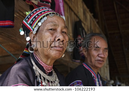 Thailand, Chiang Mai, Karen Long Neck hill tribe village (Kayan Lahwi), Karen couple in traditional costumes
