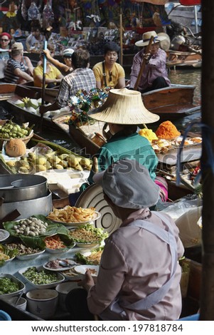 Thailand, Bangkok: 14th march 2007 - tourists and Thai food at the Floating Market - EDITORIAL