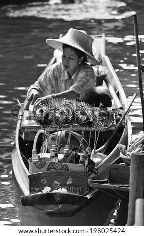 Thailand, Bangkok: 14th march 2007 - fruit seller at the Floating Market - EDITORIAL