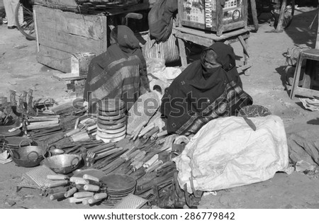 INDIA, Delhi; 21 january 2007, street sellers at the Uttar Pradesh market - EDITORIAL