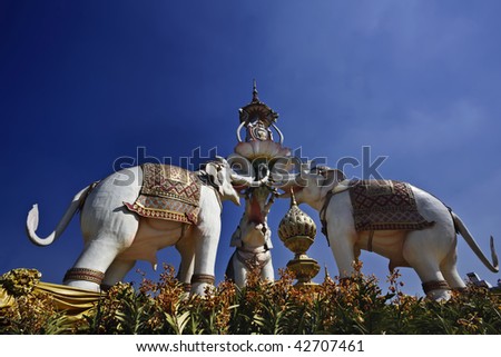 Thailand, Bangkok, view of the Three White Elephants monument (Thanon Na Phra Lan)