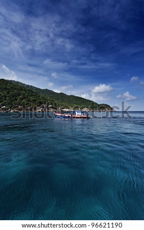 Thailand, Koh Nangyuan (Nangyuan Island), view of the island and a diving boat