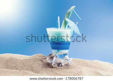 Fresh tropical cocktail on beautiful sunny beach
