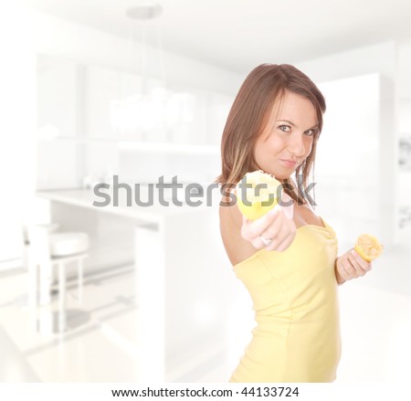 A pretty young woman with lemon she\'s about to eat
