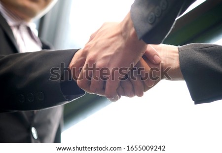 Holding hands with business partners to trust business partners, relationships to achieve future commercial and investment goals. Foto d'archivio © 