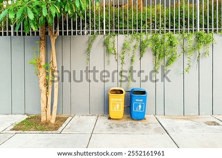 Foto Bild Zwei unterschiedliche Gartenzäune an einer Ecke