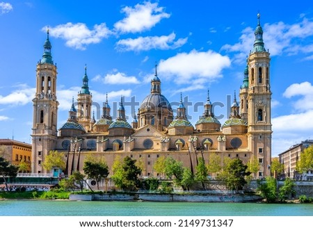 The Basilica of Our Lady of the Pillar seen from the Ebro river Foto stock © 