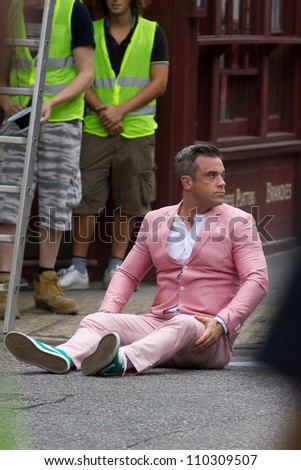 LONDON - AUG 16: Robbie Wiliams a seen in London filming a new music video, on Aug 16, 2012 in London, Uk