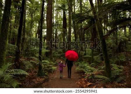 Foto Bild Kind mit grünem Regenschirm