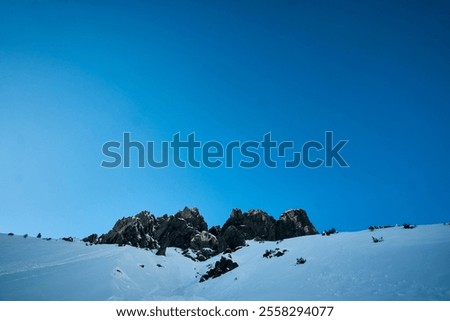 Similar – Foto Bild Prächtiger Berg unter blauem Wolkenhimmel bei Tageslicht