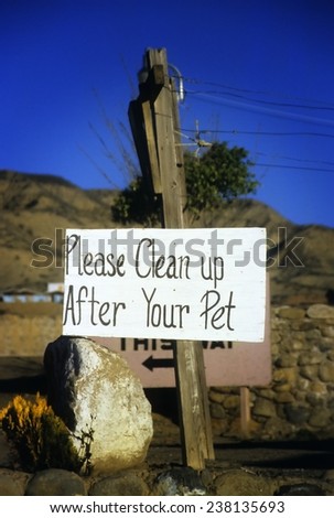 Clean up after your pet sign in the Baja California desert