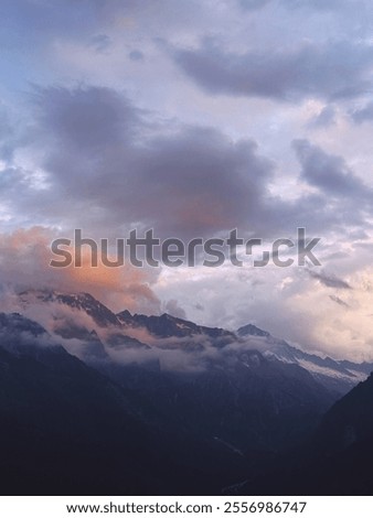 Foto Bild Schroffer Berggipfel eingehüllt in dunkle Wolken