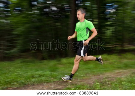 athlet running through the forest