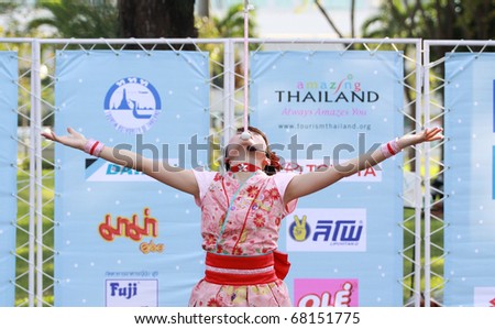 BANGKOK - DECEMBER 10: Sakurako juggling, she performs her juggling skill show at Bangkok International Street Show in Lumpini Park on December 10, 2010 Thailand