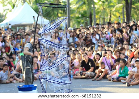 BANGKOK - DECEMBER 10: Fukidamaya bubble, an artistic mix of soap bubble show performs at Bangkok International Street Show in Lumpini Park on December 10, 2010 Thailand