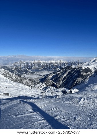 Similar – Foto Bild Prächtiger Berg unter blauem Wolkenhimmel bei Tageslicht