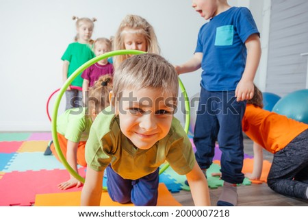 Foto Bild Lachender Junge schaut in die Kamera vor gelbem Hintergrund