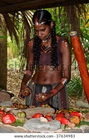 CAIRNS - JUNE 2. Unidentified aboriginal woman with digeridoo sorting fruits. Photo taken June 2, 2009 in Cairns