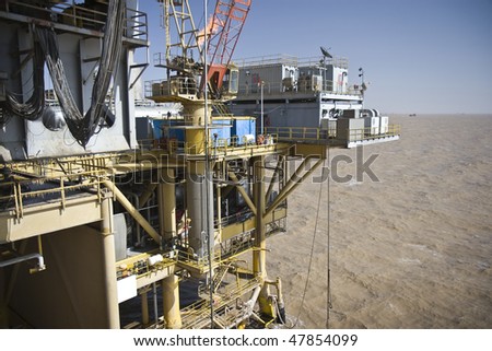 Offshore oil production installation