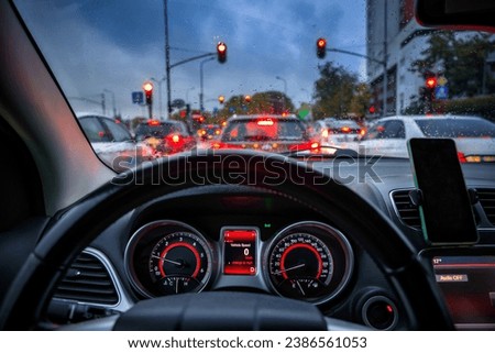 Foto Bild rote Ampel für Fußgänger vor einem Hochhaus