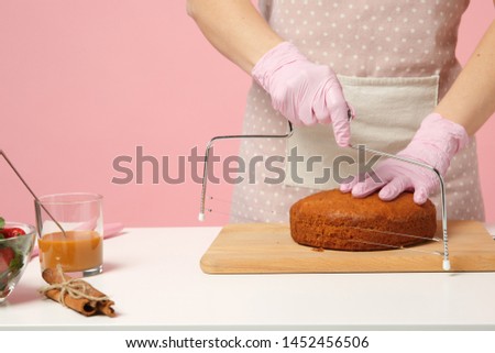 Similar – Foto Bild Person, die den Kuchen auf dem Tisch anschneidet