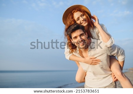 Similar – Foto Bild Lächelnde Freundinnen mit Hüten unterhalten sich auf einem Holzzaun am Strand sitzend