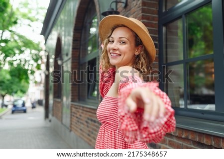 Similar – Foto Bild Folgen Sie mir. Junge Frau hält Hand und führt den Mann in die schöne, sonnenuntergangsgelbe Naturlandschaft. Ansicht von der Rückseite, POV. Romantische Paare reisen, verbringen gemeinsam Sommerferien im Freien.