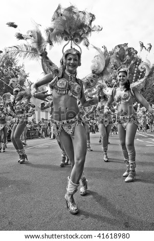 LONDON - AUGUST 31: Dancers from the Paraiso School of Samba float dancing on the street at the Notting Hill Carnival on August 31, 2009 in London, England.
