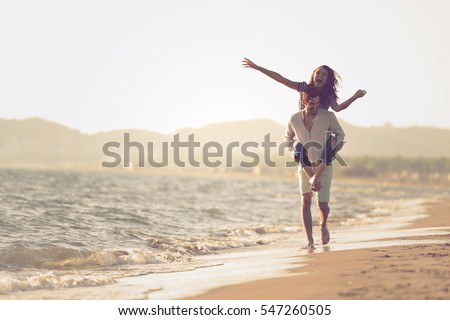 Similar – Foto Bild Ein junges Paar genießt im Freien einen Sonnenuntergang am Strand