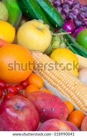 Fruits and vegetables arranged in rainbow colors