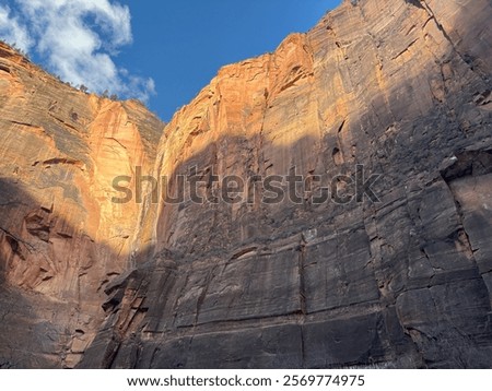 Foto Bild warm angestrahlter Felsen vor blauem Himmel