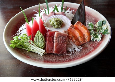 Mix sashimi : Tuna Sashimi - Maguro (fresh raw tuna) on Daikon (White Radish). Garnished with Ginger, Wasabi, Seaweed, Cucumber, Salad Leaf and Lemon