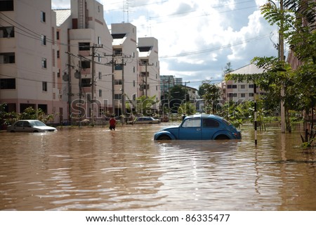 CHIANGMAI , THAILAND - SEPTEMBER 29 : Thai monsoon Cars in water flooded streets on September 30, 2011 in Nonghoi , Muang , Chiangmai , Thailand.