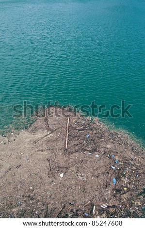 Trash floating onn contaminated waters