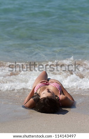 Lying in tidal waves feeling calm and comfortable