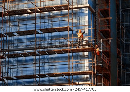 Similar – Foto Bild Hohes Gebäude in Baugerüst gegen blauen Himmel, Bauarbeiten auf der Baustelle, Restaurierung neuer Komplex