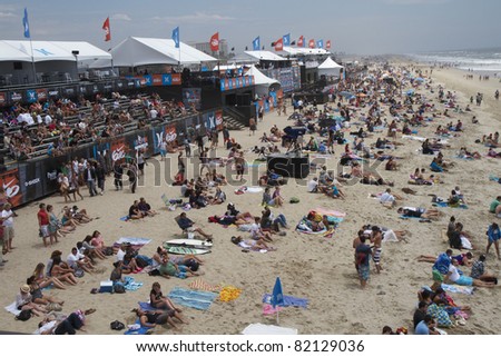 HUNTINGTON BEACH, CA - AUGUST 1: Crowds gather on the beach for the start of the US Open Surfing contest on August 1, 2011 in Huntington Beach, CA.