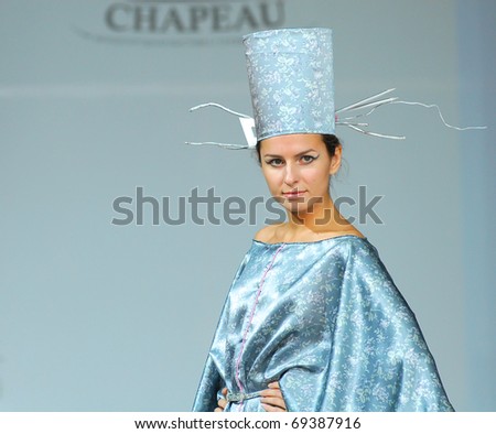 MOSCOW - AUGUST 19: Models on a fashion parade for young designers of accessories. Student\'s fashion parade of Shapeou-2010, August 19, 2010 in Moscow, Russia
