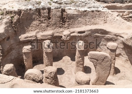 Karahan Tepe, Ancient stone statues in archeological site of Karahan Tepe in Sanli Urfa city, Turkey. Oldest Temple of the World, is a UNESCO World Heritage. carved stone ruins in temple, in Turkey Stok fotoğraf © 