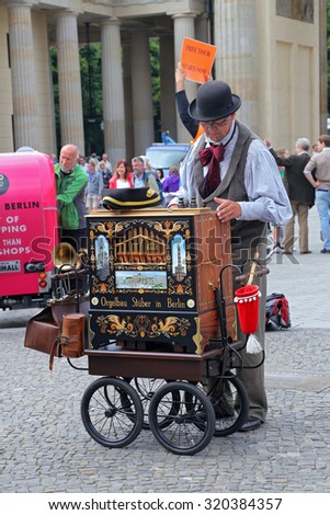 BERLIN, GERMANY - JULY 27: Unidentified street musician on the Berlin street on July 27, 2015