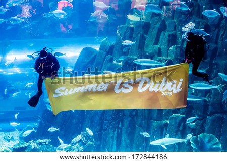 DUBAI, UAE - NOVEMBER 14: Aquarium in Dubai Mall - world\'s largest shopping mall , Downtown Burj Dubai November 14, 2012 in Dubai, United Arab Emirates