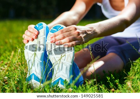 Similar – Foto Bild Mädchen dehnt sich vor dem Training