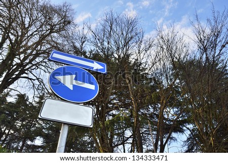 Road sign with two arrows and banner for free text