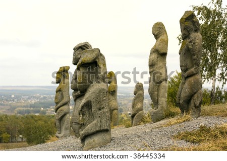 stone; statue; people; man; woman; men; thinker; wisdom; meditating; sculpture; standing; crowd;