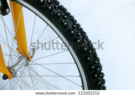 Studded bicycle tire with snow