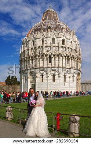 PIZA, ITALY - MARCH 24: Long queue of people for ticket to leaning tower in Piza and fragment of wedding on March 24, 2015 in Piza, Italy.